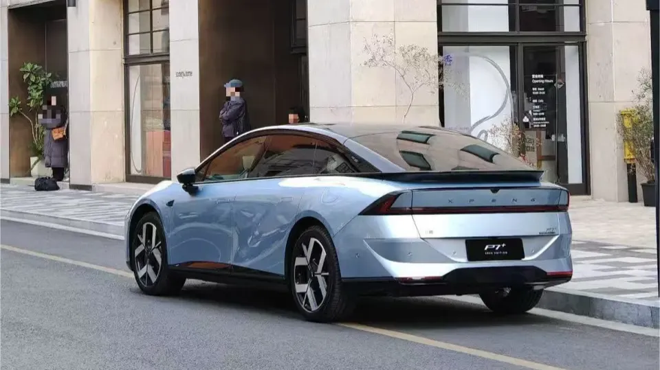 XPeng P7+ EREV version with 325km EV range spotted publicly without camouflage