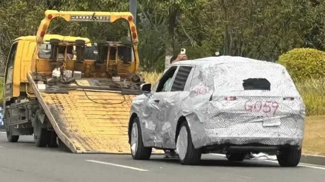 XPeng's first EREV model G01 camouflaged test car surfaced; debut in H2 2025