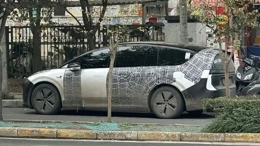 Li Auto i9 spotted in road tests, appearing much longer than the i8