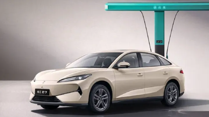 BYD's new ride-hailing brand launched the Linghui e7 with flash charging